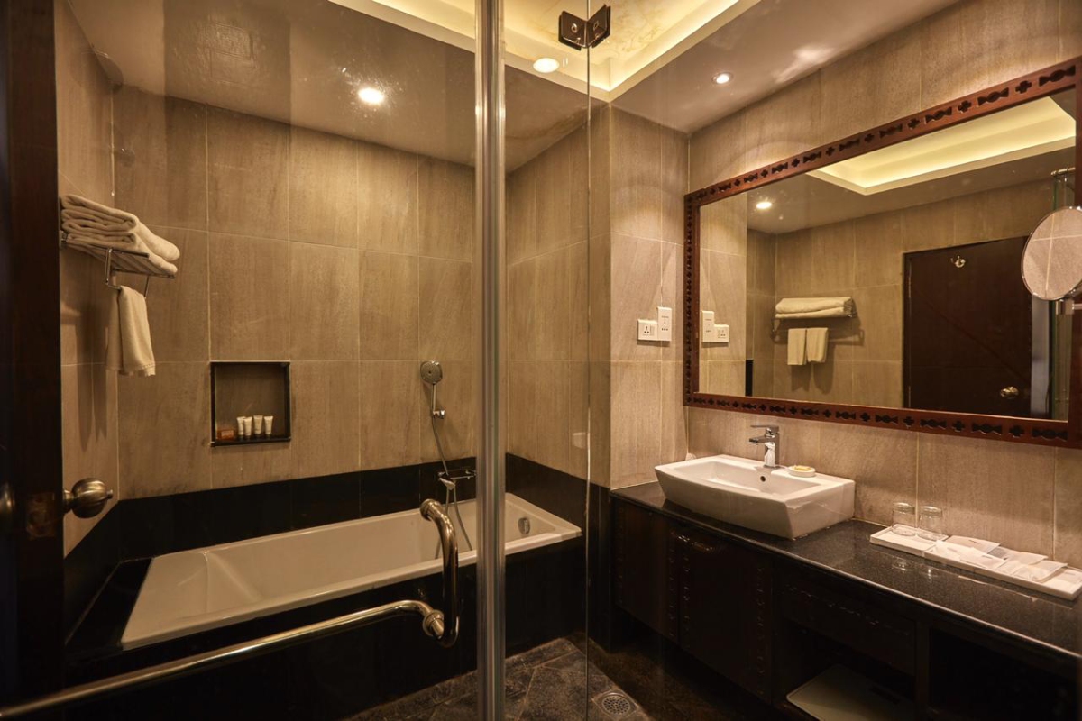 executive-room-king-room-gallery-2